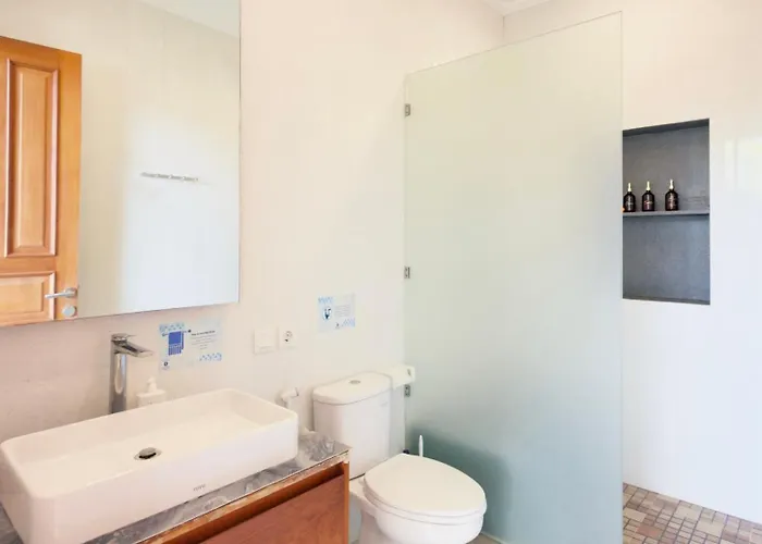 Casa De Lucia Bali - 3 Bedroom Private Pool With Rooftop Jacuzzi
